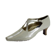 Load image into Gallery viewer, FazPaz Peerage Roanne Women&#39;s Wide Width Stitched Leather Pumps

