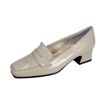 Load image into Gallery viewer, PEERAGE Ida Women&#39;s Wide Width Classic Leather Loafers
