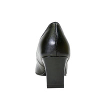 Load image into Gallery viewer, PEERAGE Cynthia Women&#39;s Wide Width Leather Pumps
